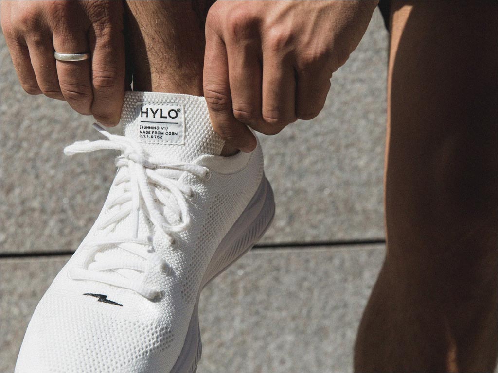 极简风格的Hylo运动鞋品牌logo与包装设计之运动鞋实物照片