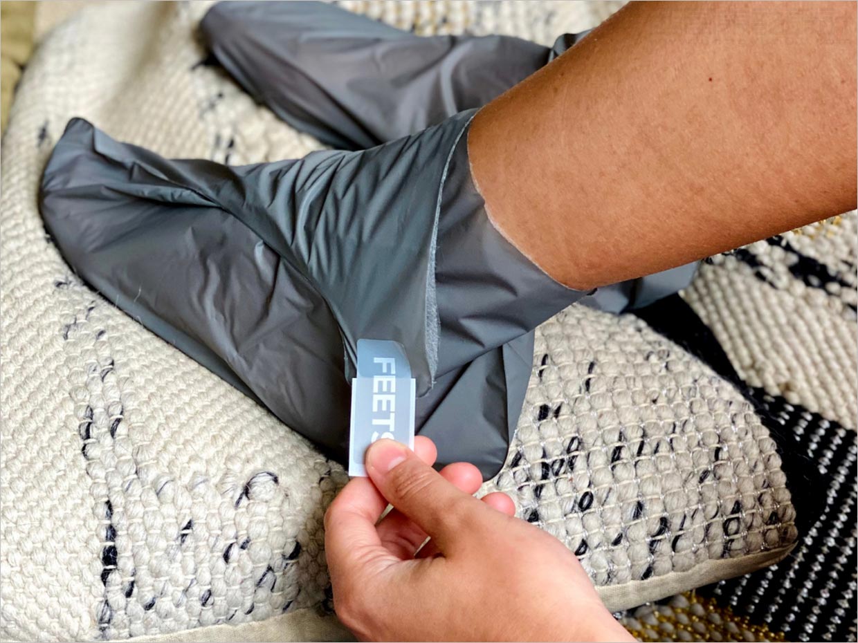 简洁朴素的Feets清洁保湿足膜护理产品包装设计之实物照片